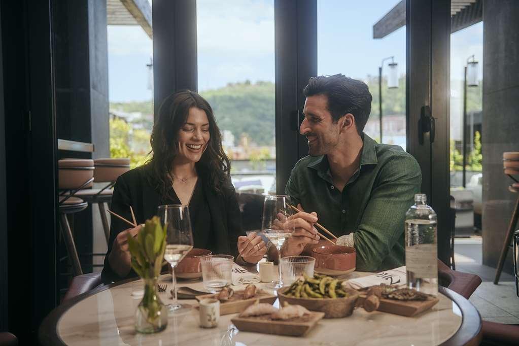 Radisson Collection Bilbao Ξενοδοχείο Εστιατόριο φωτογραφία A couple dining at a restaurant